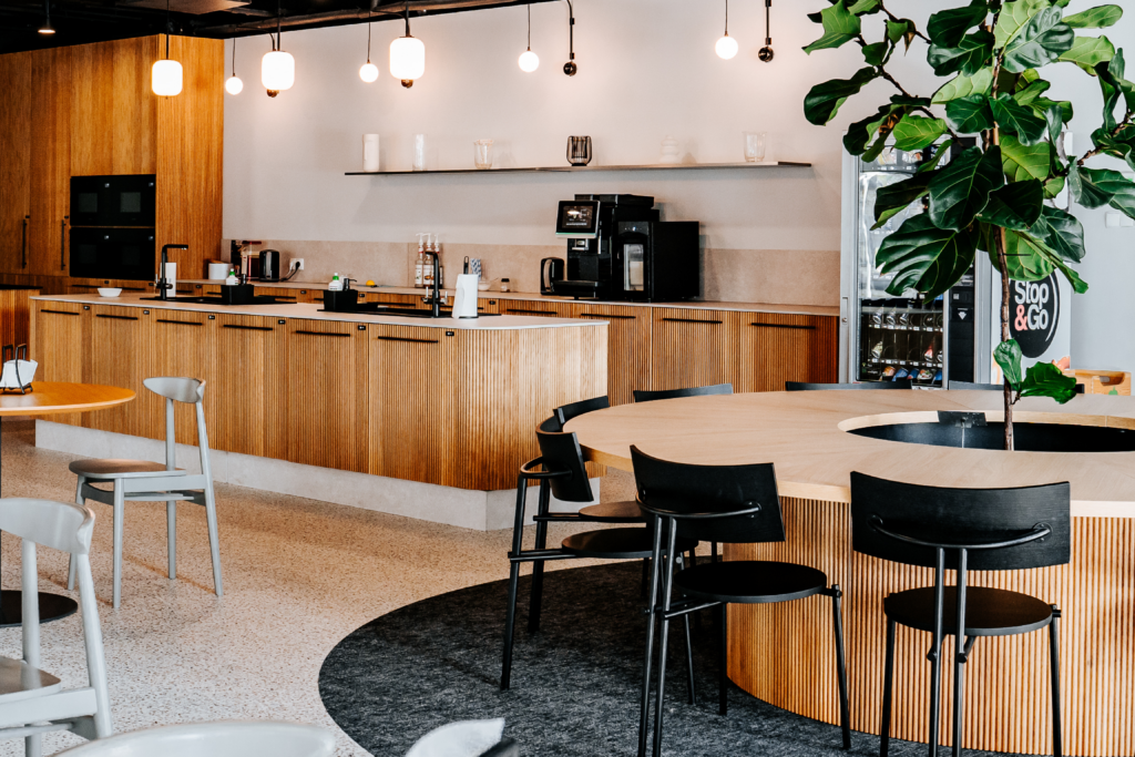 Czasami detale w projekcie potrafią znacząco wpłynąć na komfort i bezpieczeństwo użytkowników przestrzeni biurowych.