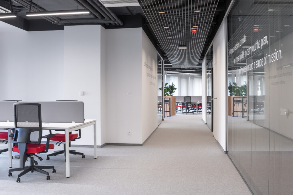 Re-fitout obejmuje przekształcanie istniejącej przestrzeni komercyjnej w sposób dostosowany do nowych potrzeb i standardów.