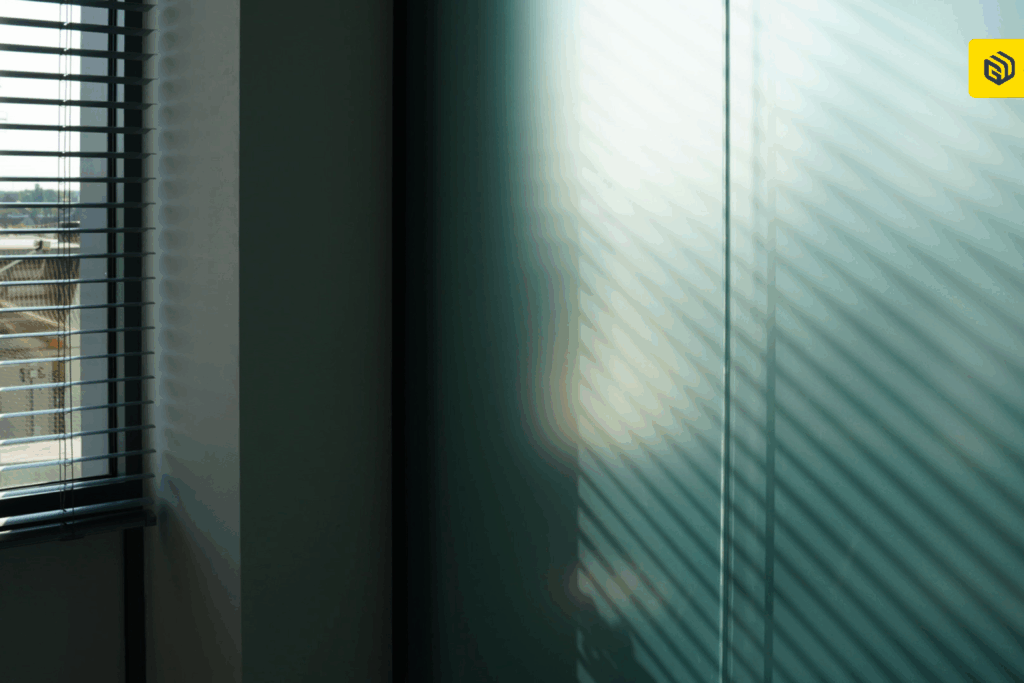 Nowoczesne szklane ścianki w biurach trendy, smart glass, szkło akustyczne, estetyka, funkcjonalność i personalizacja. Sprawdź, jak tworzymy nowoczesne przestrzenie w modelu design & build.